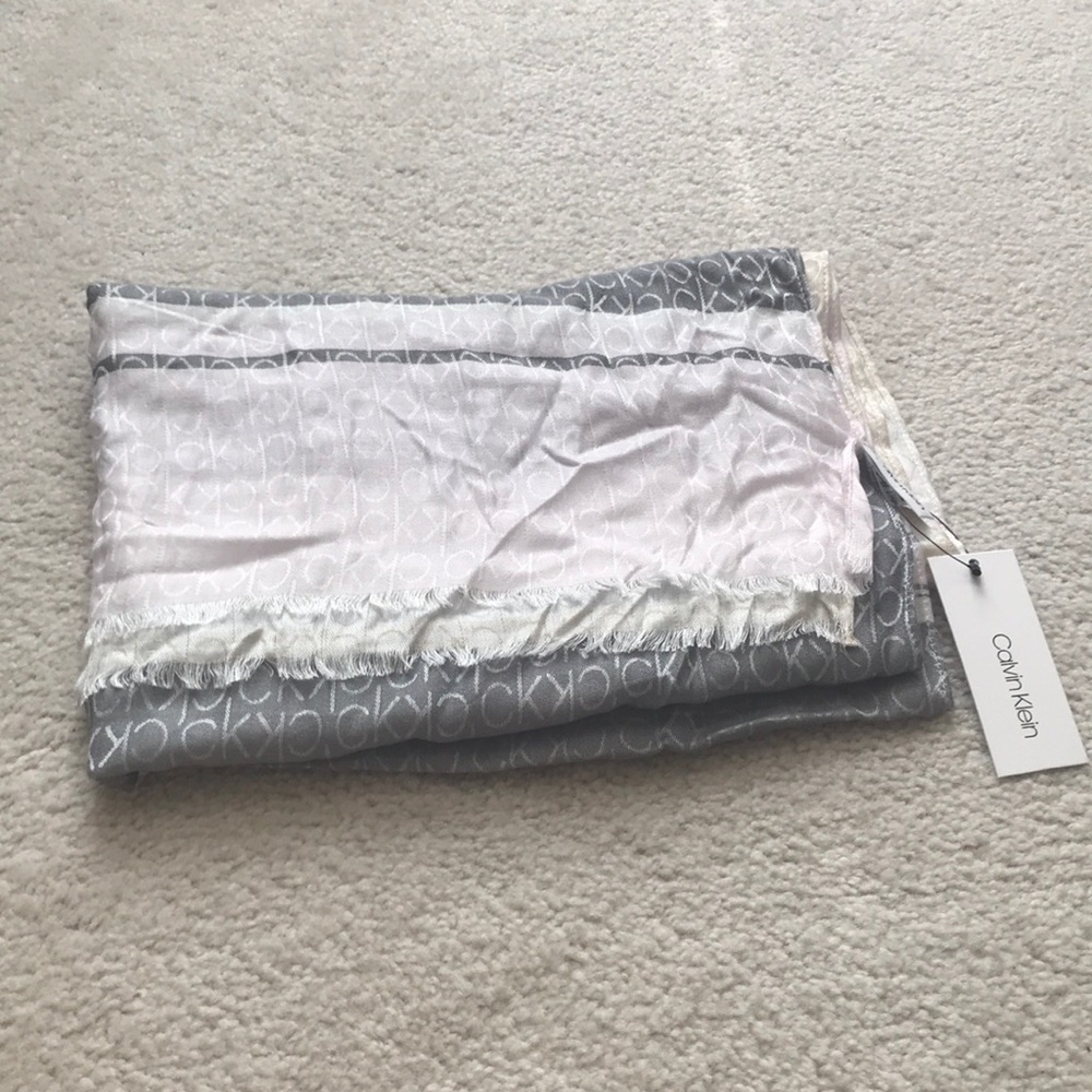NWT Calvin Klein Light Logo Patterned Scarf